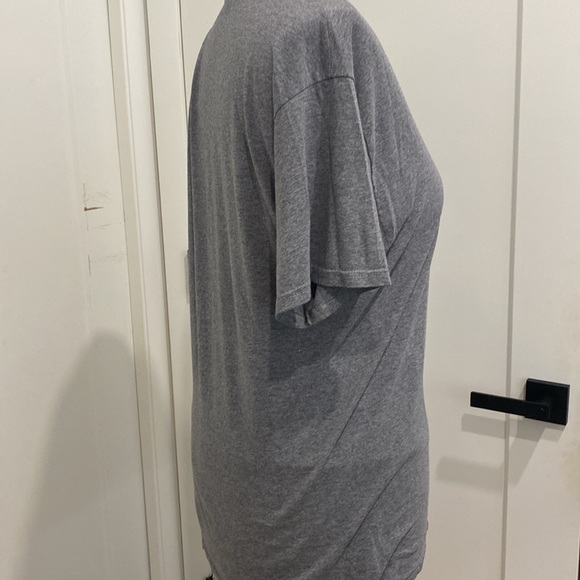 Hanes V-Neck Skull with Headphones Graphic Tshirt |Size Large - Picture 4 of 6